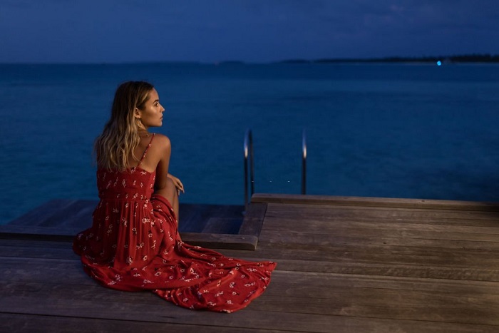 Raya spending her summer night on a sea pier